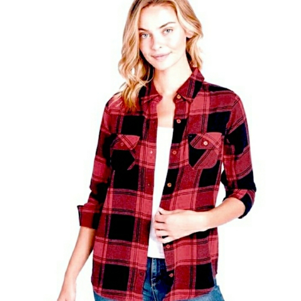 Women's Red and Black Plaid Lumberjack Chic Flannel Button Down Large